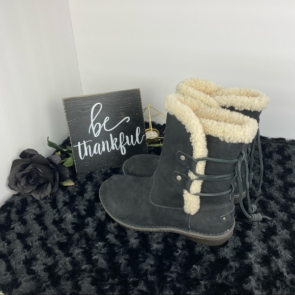 UGG Akadia Boots - Picture 2 of 11